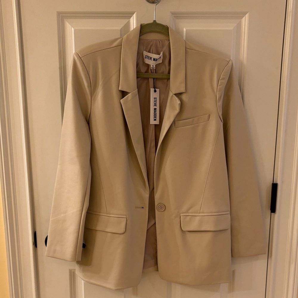 Steve Madden NWT Aubrey Faux leather Blazer. Size S. Beige.